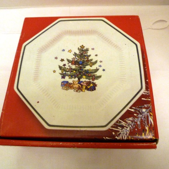 NIKKO Set of 4 Octagonal Christmastime Salad / Dessert Plates Never Used In Box - Picture 10 of 15